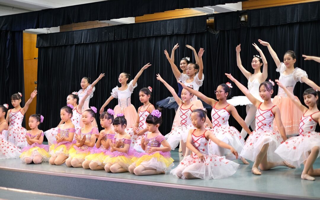 啓思芭蕾舞學校2022年匯報演出  學員台上翩翩起舞喜見桃李今成才