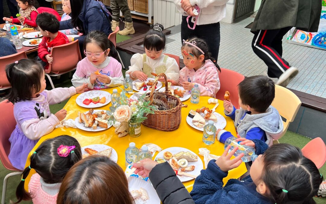 好市圍早教中心早茶會歡聲笑語 家長和孩子與幼教者互動收穫豐