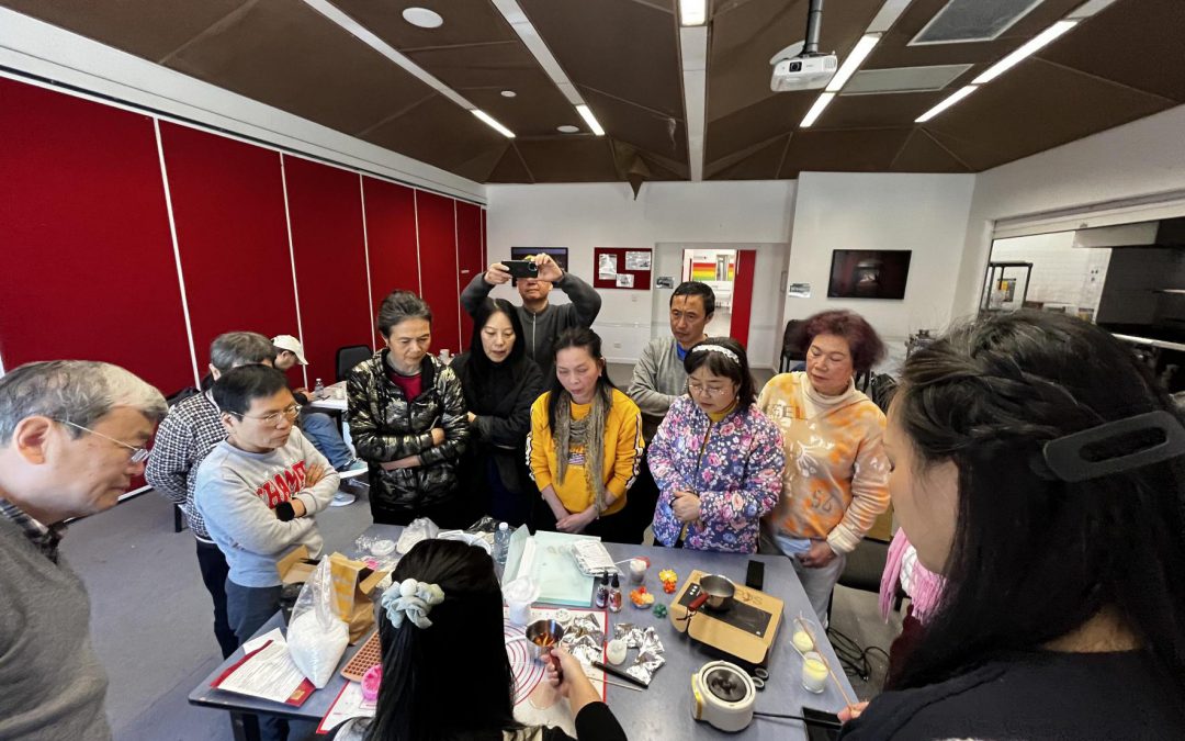 我社墨爾本「金色年華藝術坊」 做蠟燭學攝影繪燈籠點亮社區