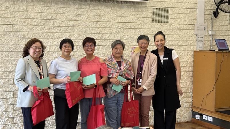 義工老師左至右: Teresa Tung, Yolanda Yuen, Julie Truong, Anita Lai, 萬年興市議會 Cr. Anna Chen , Bo Lam