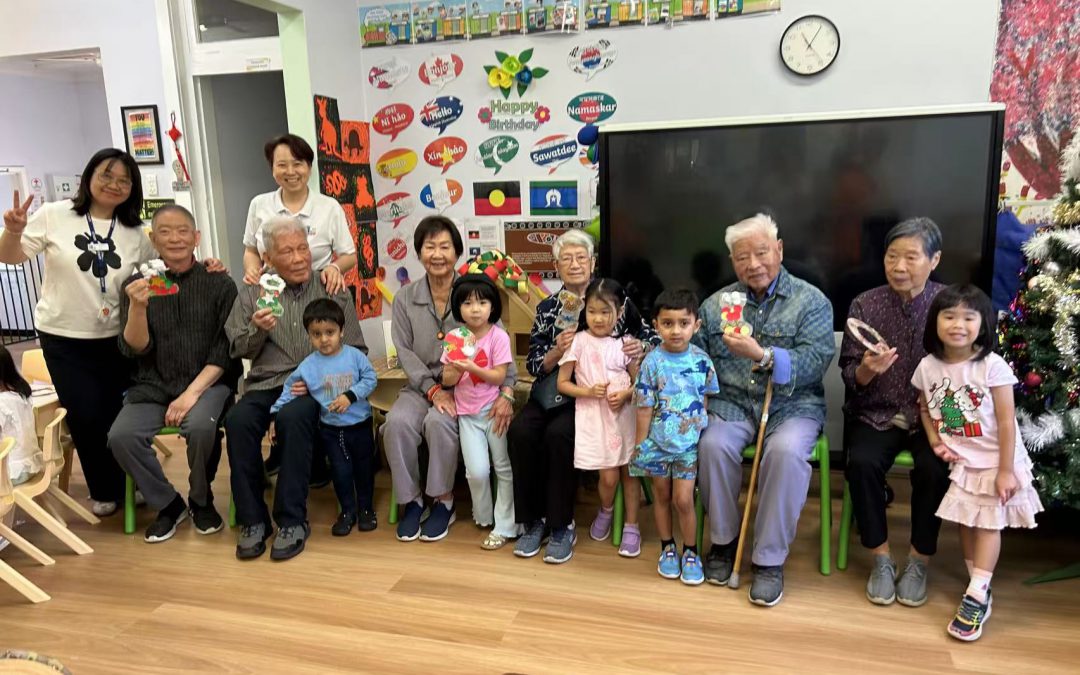 頤養院長者與早教中心孩子交流 長幼執手共起舞  蘋果月亮相對歌